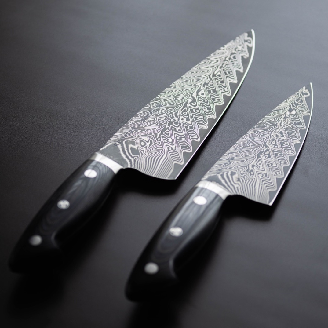 zwei Messer auf schwarzem Hintergrund