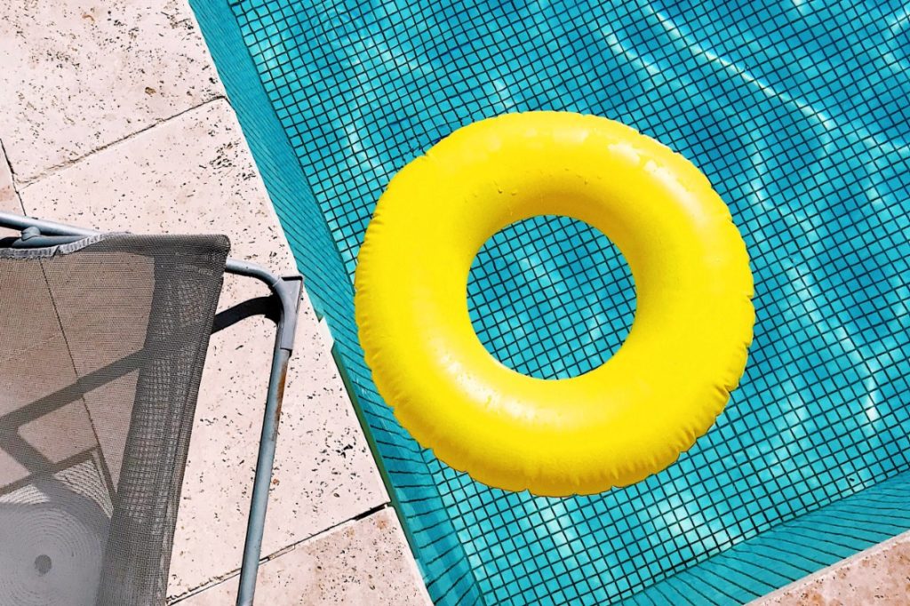 gelber Schwimmreifen in Pool